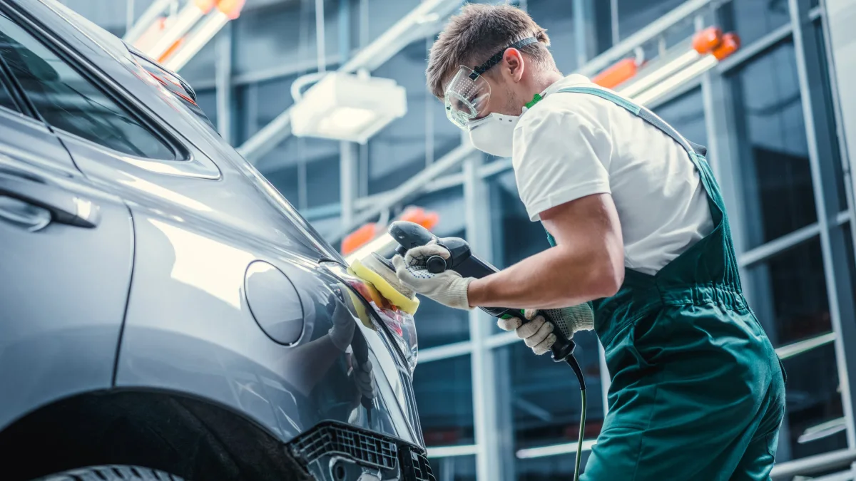 Präzise Carrosseriearbeiten an einem Fahrzeug